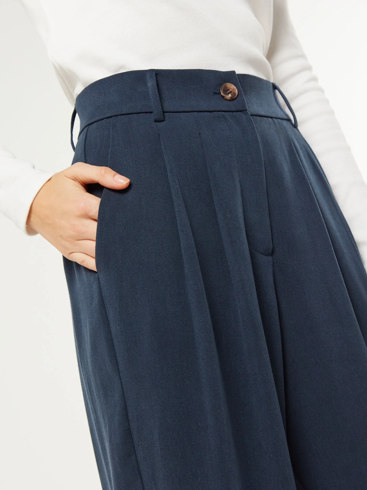 Cinnamon Straight Leg Trousers in Navy