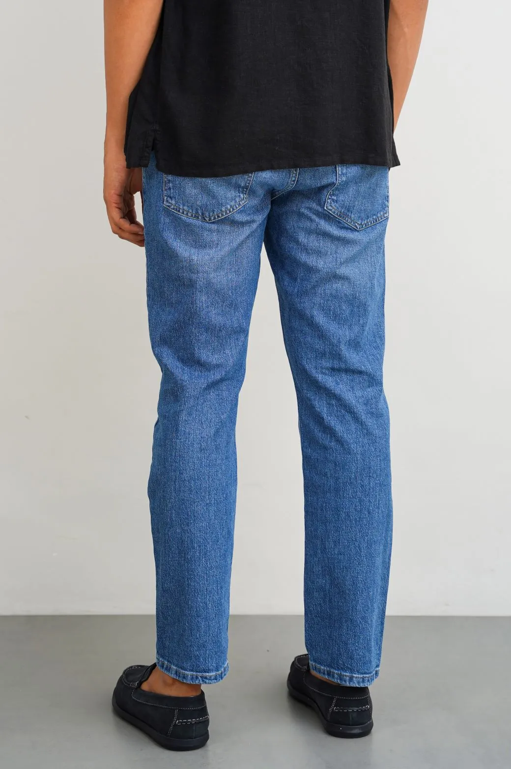 CLASSIC STRAIGHT JEANS